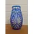 Foto de um(a) Belíssimo vaso em cristal double blue ricamente lapidado, da categoria de Vasos. Magnífico vaso de cristal, uma obra-prima de sofisticação e contraste, exibindo uma tonalidade azul-cobalto profunda,... Mostrado de uma perspectiva diferente. Vendido no marketplace Trésors.