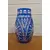 Foto de um(a) Belíssimo vaso em cristal double blue ricamente lapidado, da categoria de Vasos. Magnífico vaso de cristal, uma obra-prima de sofisticação e contraste, exibindo uma tonalidade azul-cobalto profunda,... Mostrado de uma perspectiva diferente. Vendido no marketplace Trésors.