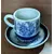 Foto de um(a) Conjunto Monte Sião anos 70, da categoria de Xícaras. Xícara em porcelana com cena galante na cor azul cobalto dos anos de 1970. Porcelana monte sião minas gerais A da xícara: 8... Mostrado de uma perspectiva diferente. Vendido no marketplace Trésors.