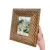 Foto de um(a) Delicado Espelho de parede quadrado acabamento em pátina dourada envelhecida, da categoria de Espelhos. Uma peça cheia de história e presença visual para enriquecer a decoração. Este espelho destaca-se pela sua moldura larga com... Vendido no marketplace Trésors.