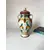 Foto de um(a) Ânfora pintada à mão, da categoria de Vasos. Ânfora em porcelana pintada à mão, 1985. 23,5 cm de altura. Mostrado de uma perspectiva diferente. Vendido no marketplace Trésors.