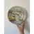 Foto de um(a) Prato pintado à mão, da categoria de Pratos Decorativos. Prato em porcelana decorativo, pintado à mão, 25 cm diâm. Mostrado de uma perspectiva diferente. Vendido no marketplace Trésors.