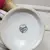 Foto de um(a) Bule Antigo de Porcelana Pozzani com Rosas Vermelhas e Tampa, da categoria de Bules. Estado de conservação: a ponta da tampa está quebrada, deixando um pequeno orifício visível no topo. A tampa acompanha o... Mostrado de uma perspectiva diferente. Vendido no marketplace Trésors.
