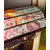 Foto de um(a) Luminária De Mesa Inspiração Tiffany Em Vitral, da categoria de Abajures. Luminária de mesa com uma silhueta linda, inspirada nos clássicos modelos de escritório e leitura. A cúpula em vitral de... Mostrado de uma perspectiva diferente. Vendido no marketplace Trésors.