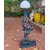Foto de um(a) ​Luminária de mesa escultórica em estilo Art Déco, da categoria de Abajures. Luminária de mesa escultórica em estilo Art Déco, feita em liga metálica comumente conhecida como petit-bronze. Composição... Mostrado de uma perspectiva diferente. Vendido no marketplace Trésors.