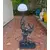 Foto de um(a) ​Luminária de mesa escultórica em estilo Art Déco, da categoria de Abajures. Luminária de mesa escultórica em estilo Art Déco, feita em liga metálica comumente conhecida como petit-bronze. Composição... Mostrado de uma perspectiva diferente. Vendido no marketplace Trésors.