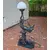 Foto de um(a) ​Luminária de mesa escultórica em estilo Art Déco, da categoria de Abajures. Luminária de mesa escultórica em estilo Art Déco, feita em liga metálica comumente conhecida como petit-bronze. Composição... Mostrado de uma perspectiva diferente. Vendido no marketplace Trésors.