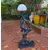 Foto de um(a) ​Luminária de mesa escultórica em estilo Art Déco, da categoria de Abajures. Luminária de mesa escultórica em estilo Art Déco, feita em liga metálica comumente conhecida como petit-bronze. Composição... Mostrado de uma perspectiva diferente. Vendido no marketplace Trésors.