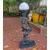 Foto de um(a) ​Luminária de mesa escultórica em estilo Art Déco, da categoria de Abajures. Luminária de mesa escultórica em estilo Art Déco, feita em liga metálica comumente conhecida como petit-bronze. Composição... Mostrado de uma perspectiva diferente. Vendido no marketplace Trésors.