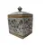 Foto de um(a) Antigo Pote Decorativo em Faiança com Tampa Floral, da categoria de Garrafas, potes e jarros. Produzido em porcelana/faiança de excelente espessura, a peça apresenta formato retangular e uma belíssima pintura botânica... Vendido no marketplace Trésors.