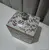 Foto de um(a) Antigo Pote Decorativo em Faiança com Tampa Floral, da categoria de Garrafas, potes e jarros. Produzido em porcelana/faiança de excelente espessura, a peça apresenta formato retangular e uma belíssima pintura botânica... Mostrado de uma perspectiva diferente. Vendido no marketplace Trésors.