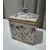 Foto de um(a) Antigo Pote Decorativo em Faiança com Tampa Floral, da categoria de Garrafas, potes e jarros. Produzido em porcelana/faiança de excelente espessura, a peça apresenta formato retangular e uma belíssima pintura botânica... Mostrado de uma perspectiva diferente. Vendido no marketplace Trésors.