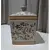 Foto de um(a) Antigo Pote Decorativo em Faiança com Tampa Floral, da categoria de Garrafas, potes e jarros. Produzido em porcelana/faiança de excelente espessura, a peça apresenta formato retangular e uma belíssima pintura botânica... Mostrado de uma perspectiva diferente. Vendido no marketplace Trésors.