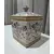 Foto de um(a) Antigo Pote Decorativo em Faiança com Tampa Floral, da categoria de Garrafas, potes e jarros. Produzido em porcelana/faiança de excelente espessura, a peça apresenta formato retangular e uma belíssima pintura botânica... Mostrado de uma perspectiva diferente. Vendido no marketplace Trésors.