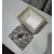 Foto de um(a) Antigo Pote Decorativo em Faiança com Tampa Floral, da categoria de Garrafas, potes e jarros. Produzido em porcelana/faiança de excelente espessura, a peça apresenta formato retangular e uma belíssima pintura botânica... Mostrado de uma perspectiva diferente. Vendido no marketplace Trésors.