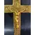 Foto de um(a) Crucifixo em metal dourado, da categoria de Objetos religiosos e espirituais. Crucifixo em metal dourado. Rico em detalhes Mede:A 24cm L 15cm. Mostrado de uma perspectiva diferente. Vendido no marketplace Trésors.