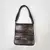Foto de um(a) Bolsa Feminina Vintage Anos 70 Marrom Tiracolo Ajustável Rara Brechó, da categoria de Bolsas. Bolsa vintage original dos anos 70, usada, de brechó, em excelente estado de conservação para uma peça com mais de 50 anos.... Mostrado de uma perspectiva diferente. Vendido no marketplace Trésors.