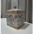 Foto de um(a) Antigo Pote Decorativo em Faiança com Tampa Floral, da categoria de Garrafas, potes e jarros. Produzido em porcelana/faiança de excelente espessura, a peça apresenta formato retangular e uma belíssima pintura botânica... Mostrado de uma perspectiva diferente. Vendido no marketplace Trésors.