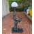 Foto de um(a) ​Luminária de mesa escultórica em estilo Art Déco, da categoria de Abajures. Luminária de mesa escultórica em estilo Art Déco, feita em liga metálica comumente conhecida como petit-bronze. Composição... Mostrado de uma perspectiva diferente. Vendido no marketplace Trésors.