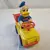 Foto de um(a) Brinquedo O Rei da Estrada Pato Donald, da categoria de Carros e caminhões de brinquedo. Brinquedo Antigo O Rei da Estrada Pato Donald, fabricado entre as décadas de 60 e 70, com a caixa original. A corda do... Mostrado de uma perspectiva diferente. Vendido no marketplace Trésors.