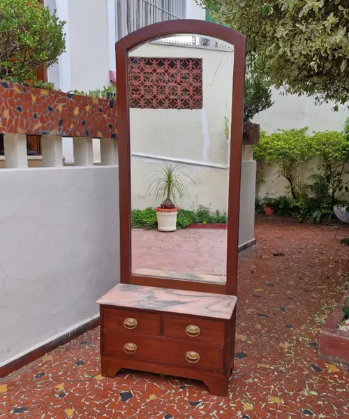 Foto de um(a) Belíssimo toucador/penteadeira com espelho bisotado, da categoria de Penteadeiras. Belissimo toucador / penteadeira com grandioso espelho bisotado, móvel com gavetas e lindo tampo de mármore rosa.Medidas:... Mostrado de uma perspectiva diferente. Vendido no marketplace Trésors.