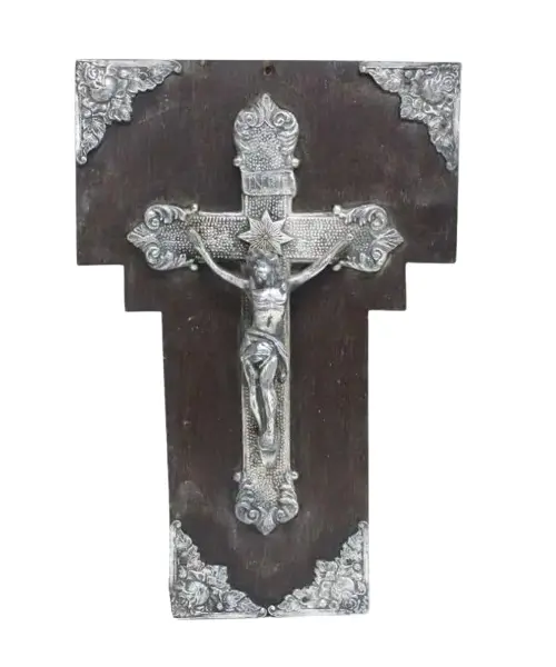 Foto de um(a) Crucifixo com base em madeira, da categoria de Objetos religiosos e espirituais. ARTE SACRA - Crucifixo com base em madeira escura. A cruz possui imagem de Cristo em relevo, com detalhes florais nos quatro... Vendido no marketplace Trésors.