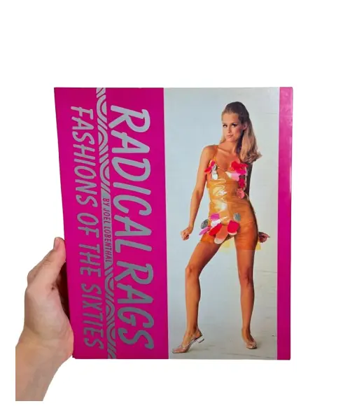Foto de um(a) Livro Radical Rags - Fashions of the Sixties 1990, da categoria de Livros. Livro capa brochura de 1990, em inglês, sobre a moda da seca de 1960. Leves marcas do tempo. 256 páginas. Vendido no marketplace Trésors.