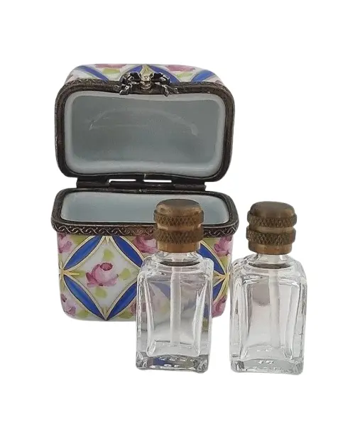 Foto de um(a) Pequena caixa em porcelana Limoges com 2 frascos, da categoria de Cestos e Caixas. A Pequena caixa em porcelana Limoges com 2 frascos é uma peça de arte que combina elegância e funcionalidade. Feita à mão... Vendido no marketplace Trésors.