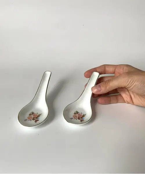 Foto de um(a) Suporte para colher, da categoria de Colheres. Par de colher ou suporte de talher em porcelana. Mede: 14cm de comprimento e 5cm de largura. Mostrado de uma perspectiva diferente. Vendido no marketplace Trésors.