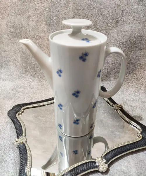 Foto de um(a) Bule de Café Miosótis Anos 70, da categoria de Bules. Bule de café em porcelana branca com miosótis azul cobalto, década de 1970, sem marca do fabricante. A: 23 cm C da asa ao... Mostrado de uma perspectiva diferente. Vendido no marketplace Trésors.