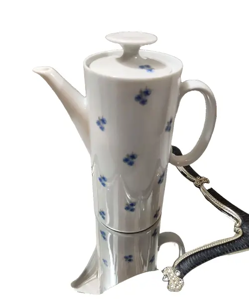 Foto de um(a) Bule de Café Miosótis Anos 70, da categoria de Bules. Bule de café em porcelana branca com miosótis azul cobalto, década de 1970, sem marca do fabricante. A: 23 cm C da asa ao... Vendido no marketplace Trésors.