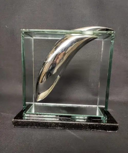 Foto de um(a) Escultura Glass, da categoria de Escultura. Escultura usando vidro 8mm como moldura e espelho na base para um elemento fundido em alumínio fundido, fechando com uma... Mostrado de uma perspectiva diferente. Vendido no marketplace Trésors.