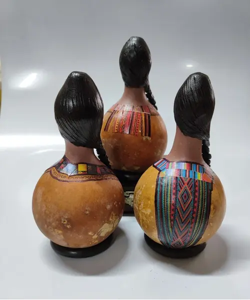 Foto de um(a) Bonecas em Porongo, Arte Peruana, Década de 1980, da categoria de Bonecas. Combo com 3 bonecas peruanas feitas com porongo, com decupagem das listras clássicas do tear manual. Únicas e divertidas,... Mostrado de uma perspectiva diferente. Vendido no marketplace Trésors.