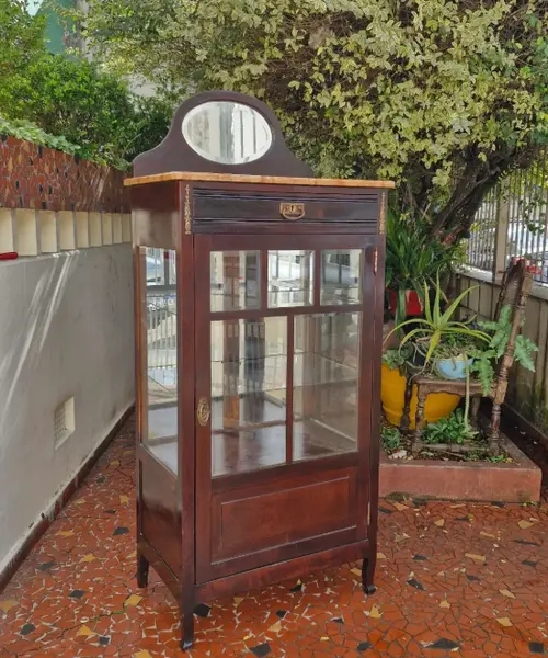 Foto de um(a) ​Belissima e antiga cristaleira vitrine em madeira nobre ao estilo Art Nouveau, da categoria de Cristaleiras. Belíssima e antiga cristaleira vitrine em madeira nobre, comumente associada ao estilo Art Nouveau ou mobiliário clássico... Mostrado de uma perspectiva diferente. Vendido no marketplace Trésors.