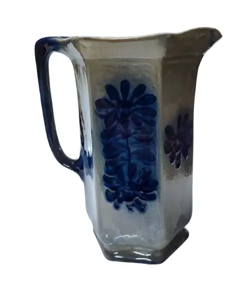 Foto de um(a) Jarra Borrão Azul Cobalto, Cerâmica Germany, da categoria de Garrafas, potes e jarros. Jarra borrão com a tradicional estampa floral em azul cobalto e fundo em tons de azulejos e cinza. Fabricada pela fábrica de... Vendido no marketplace Trésors.