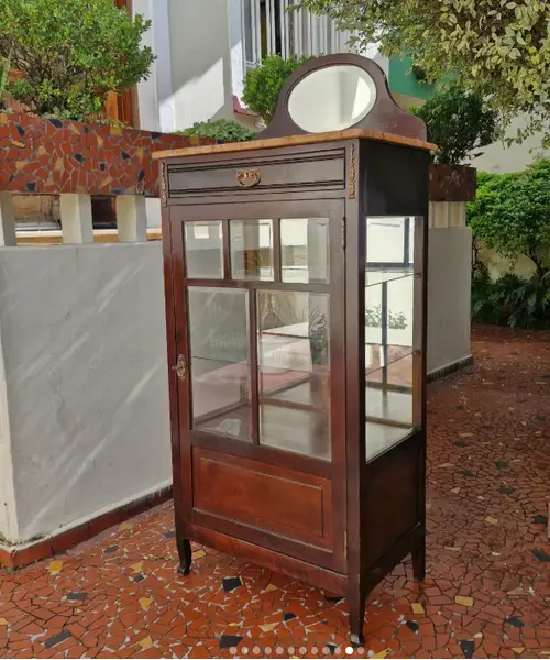 Foto de um(a) ​Belisima e antiga cristaleira vitrine em madeira nobre, da categoria de Cristaleiras. Belisima e antiga cristaleira vitrine em madeira nobre, comumente associada ao estilo Art Nouveau ou mobiliário clássico... Mostrado de uma perspectiva diferente. Vendido no marketplace Trésors.