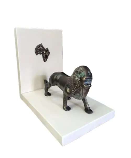 Foto de um(a) Apoio para Livros Leão 22', da categoria de Apoio para livros. Apoio de livros com base em silestone e leão em latão com pátina bronze envelhecido, com selo em latão da south áfrica... Vendido no marketplace Trésors.