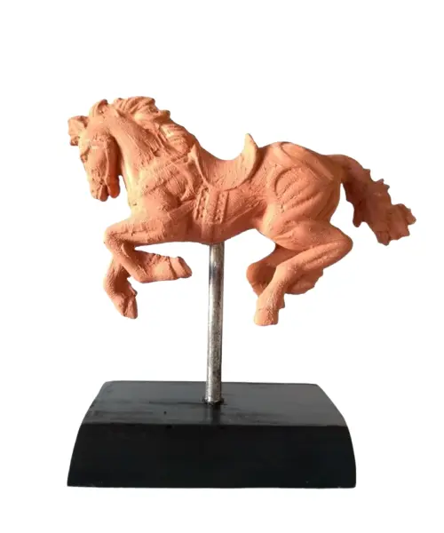 Foto de um(a) Escultura Equina, da categoria de Escultura. Escultura equina em técnica mista (patina e terracota) com base em madeira. A = 21cm L = 21cm Peso = 642g. Vendido no marketplace Trésors.