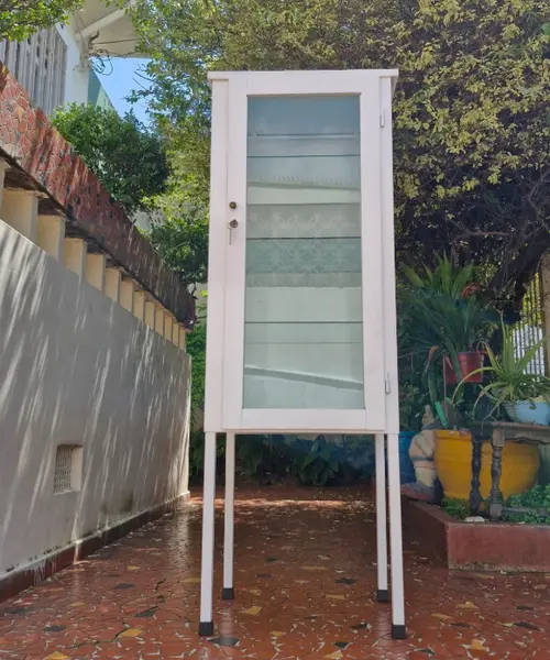 Foto de um(a) ​Armário vitrine hospitalar antigo - "farmacinha", da categoria de Armários e armazenamento. Armário vitrine hospitalar antigo, também muito conhecido popularmente como cristaleira de farmácia vintage ou... Mostrado de uma perspectiva diferente. Vendido no marketplace Trésors.