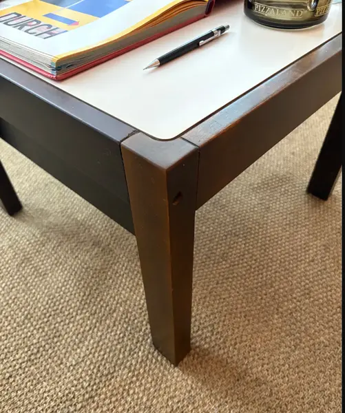 Foto de um(a) Mesa de apoio anos 70, da categoria de Mesas laterais. De linhas simples e desenho limpo, essa mesa quadrada combina estrutura em madeira maciça com tampo em fórmica branca,... Mostrado de uma perspectiva diferente. Vendido no marketplace Trésors.