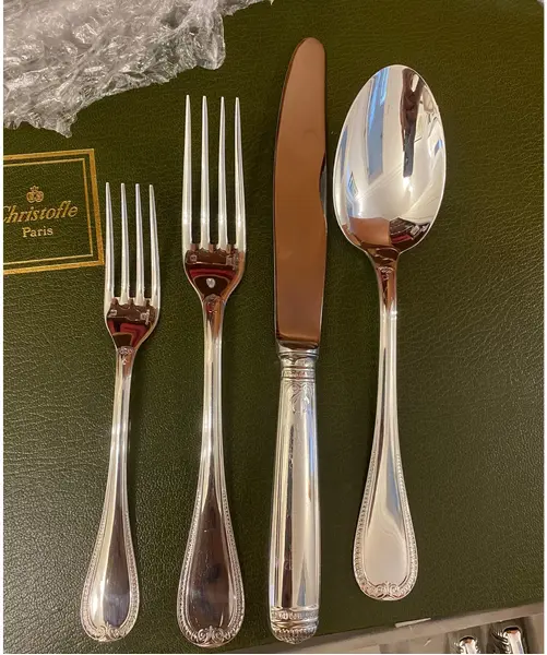Foto de um(a) Faqueiro Christofle Malmaison - 12 lugares, da categoria de Faqueiros / Jogo de talheres. Faqueiro presente de casamento em 1980. Completo e em otimo estado. Tem caixa para armazenamento de pecas comprado em Nova... Vendido no marketplace Trésors.