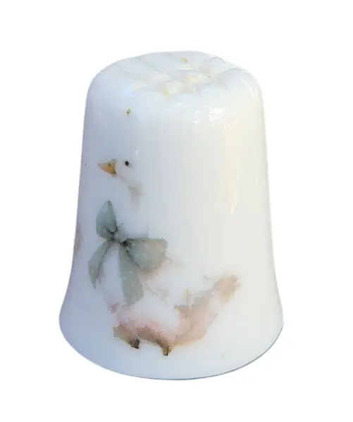 Foto de um(a) Dedal de Coleção em Porcelana Decorada – Estampa Patinhos com Laço, da categoria de Outros colecionáveis. Esta peça apresenta um acabamento vitrificado impecável e uma decoração romântica em estilo vintage. A estampa detalha... Mostrado de uma perspectiva diferente. Vendido no marketplace Trésors.