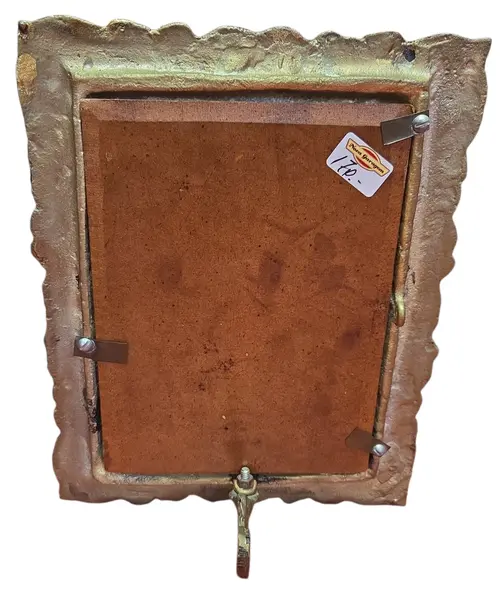 Foto de um(a) Porta Retrato em Bronze - Vertical, da categoria de Porta retratos. Belíssimo porta-retrato vertical confeccionado em bronze de alta qualidade. Esta peça apresenta um trabalho de fundição... Mostrado de uma perspectiva diferente. Vendido no marketplace Trésors.