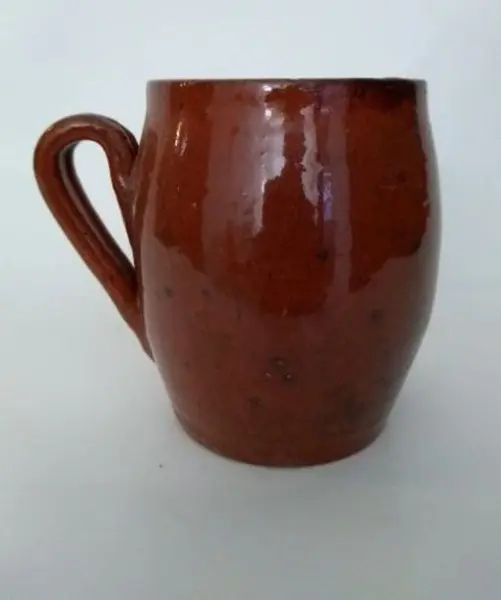 Foto de um(a) Jarra Esmaltada em Terracota, Déc. 1940, da categoria de Garrafas, potes e jarros. Jarra esmaltada em terracota, década de 1940. A: 11cm / D: 8cm Peso: 400g. Mostrado de uma perspectiva diferente. Vendido no marketplace Trésors.