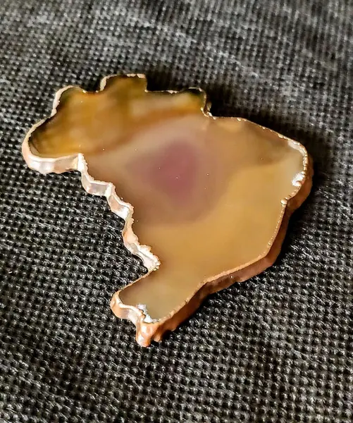 Foto de um(a) Mapa do Brasil Decorativo em Ágata Anos 70, da categoria de Mapas. Mapa do brasil em ágata com laterais em latão oxidado, década de 1970. A: 7 cm / L: 7 cm / P: 4 mm Peso: 30 g. Mostrado de uma perspectiva diferente. Vendido no marketplace Trésors.