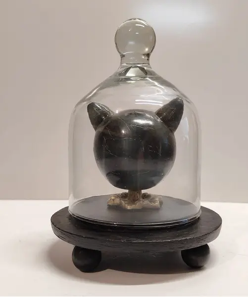 Foto de um(a) Escultura Cabeça Gato Egípcio, Peça Única, Década de 2000, da categoria de Escultura. Cabeça de gato egípcio com base dourada em relevo dentro de uma redoma com base em madeira ebanizada, década de 2000 peça... Mostrado de uma perspectiva diferente. Vendido no marketplace Trésors.