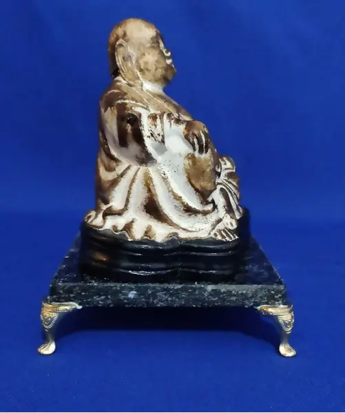 Foto de um(a) Escultura Buda Anos 80, da categoria de Escultura. Buda em gesso com pátina envelhecida, base em granito preto e pés metálico dourado. Peça única pelo designer marcelus ribas.... Mostrado de uma perspectiva diferente. Vendido no marketplace Trésors.