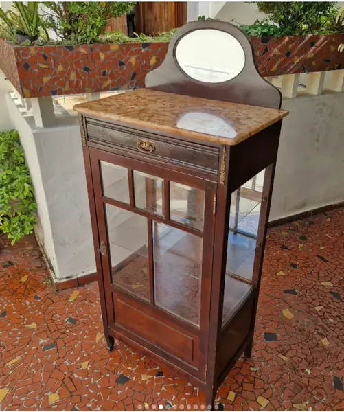Foto de um(a) ​Belissima e antiga cristaleira vitrine em madeira nobre ao estilo Art Nouveau, da categoria de Cristaleiras. Belíssima e antiga cristaleira vitrine em madeira nobre, comumente associada ao estilo Art Nouveau ou mobiliário clássico... Mostrado de uma perspectiva diferente. Vendido no marketplace Trésors.