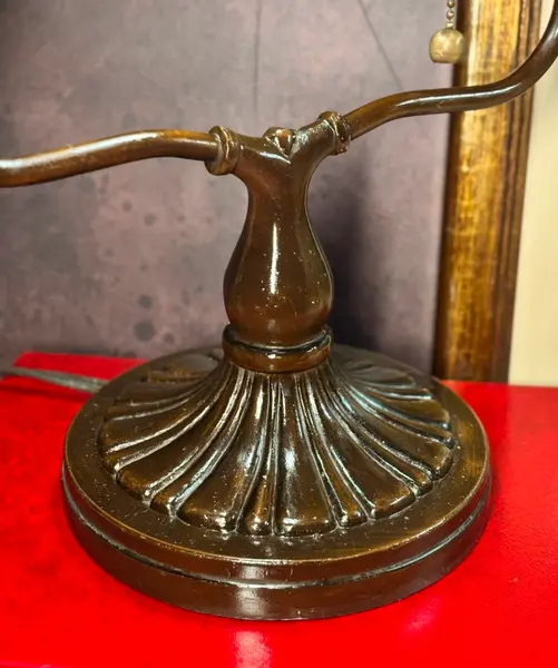 Foto de um(a) Luminária De Mesa Inspiração Tiffany Em Vitral, da categoria de Abajures. Luminária de mesa com uma silhueta linda, inspirada nos clássicos modelos de escritório e leitura. A cúpula em vitral de... Mostrado de uma perspectiva diferente. Vendido no marketplace Trésors.
