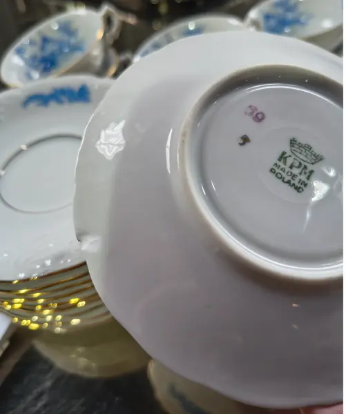 Foto de um(a) Jogo de Xícaras Antigo Porcelana Polonesa KPM - Padrão China Blau, da categoria de Conjuntos de café e chá. Raro e sofisticado conjunto antigo de xícaras de café/chá em legítima porcelana polonesa KPM. O modelo exibe o icônico... Mostrado de uma perspectiva diferente. Vendido no marketplace Trésors.